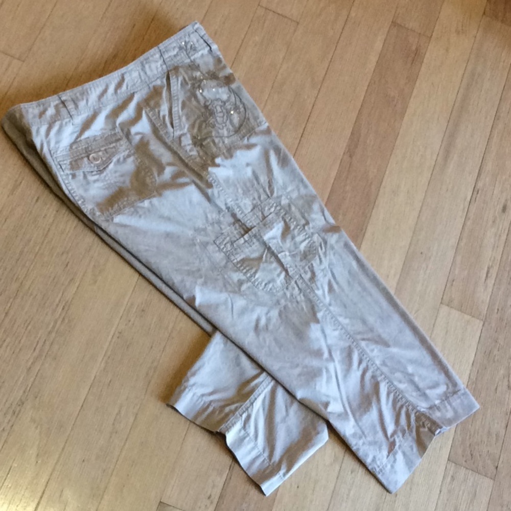 Ingredients 100% cotton khakis w/ detailed pockets
